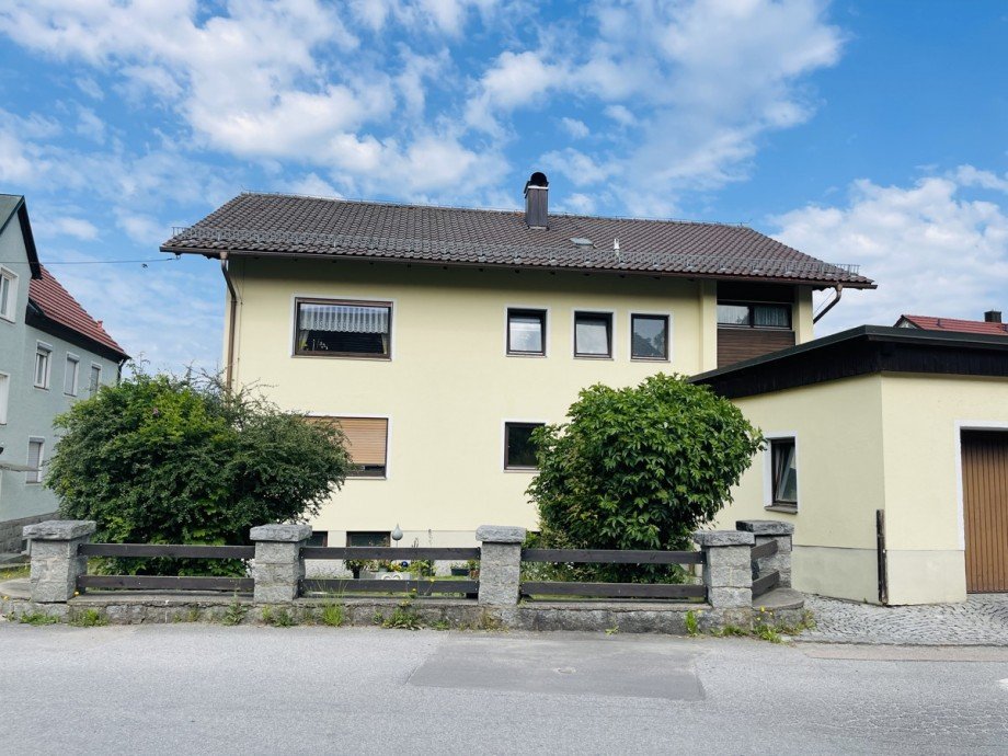 Frontansicht Mehrfamilienhaus Ruhmannsfelden