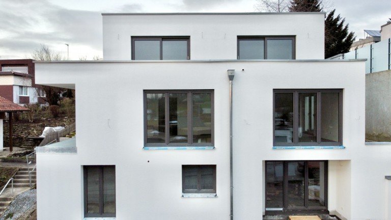 Frontalansicht Deggendorf Etagenwohnung Hell & Hochwertig: Lichtdurchflutete 3-ZI-Wohnung mit aussichtsreicher Loggia und EBK