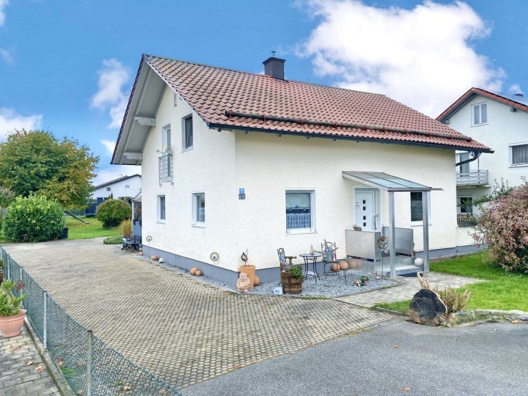 Frontansicht Aholming Einfamilienhaus Chancenreich&Weitl�ufig: Gem�tliches Einfamilienhaus mit gro�z�gigem Grundst�ck f�r weitere Bebauung