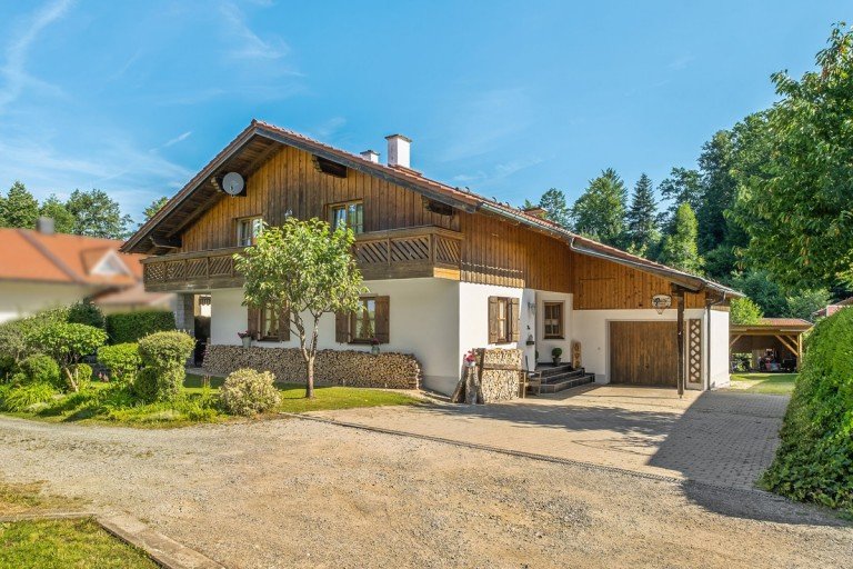 Au�enansicht Grafling Einfamilienhaus Gro�z�gig und Naturverbunden: Charmantes Landhaus in idyllischer Lage mit bester Anbindung