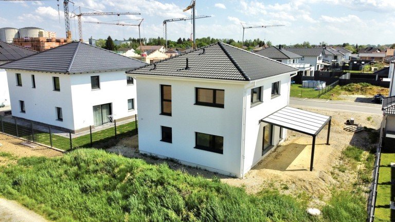 Luftansicht Plattling Einfamilienhaus Neuwertig & Charmant: Familienfreundlicher Haustraum im Neubaugebiet Frohnauer Weiher