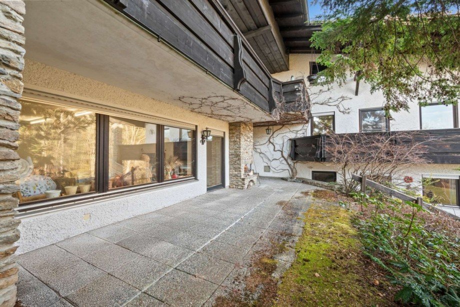 Terrasse vor Poolraum Einfamilienhaus Grafenau