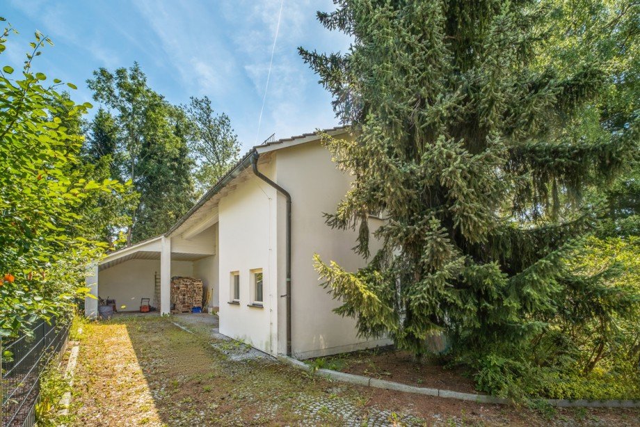 Carport/Parkplatz Einfamilienhaus Regen