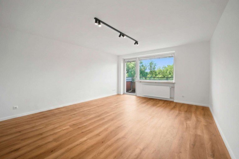 Wohn-/Essbereich M�nchen Etagenwohnung Sanierte und gro�z�gige 2-Zi-Wohnung in naturnaher Lage mit Aufzug, Balkon und eigenem TG-Stellplatz