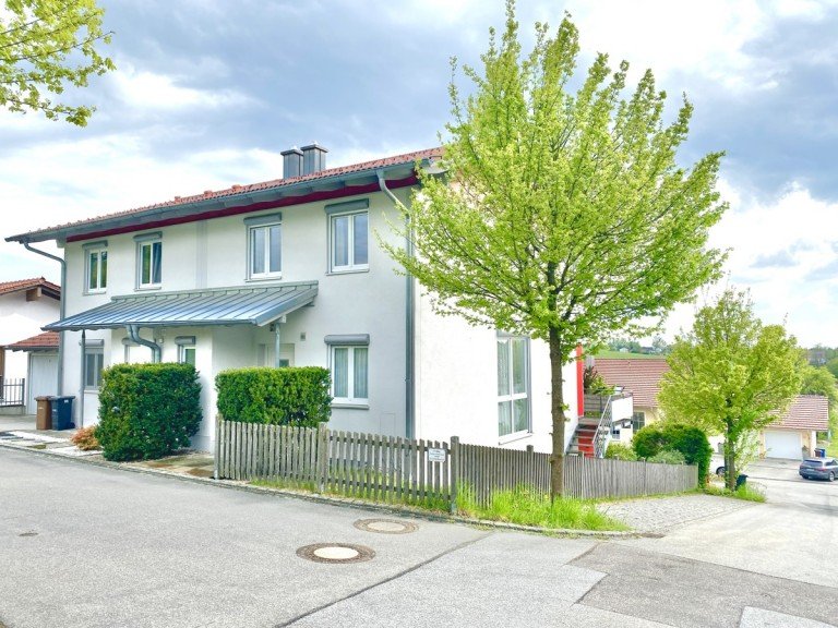 Frontansicht Deggendorf Doppelhaush�lfte Extravagant & Modern: Traumhaft gepflegte Doppelhaush�lfte in naturnaher Lage nahe Deggendorf