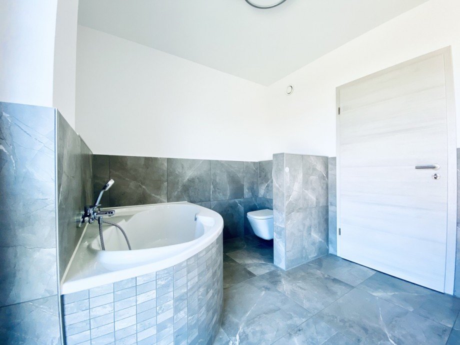 Badezimmer mit Badewanne&Dusche Einfamilienhaus Plattling